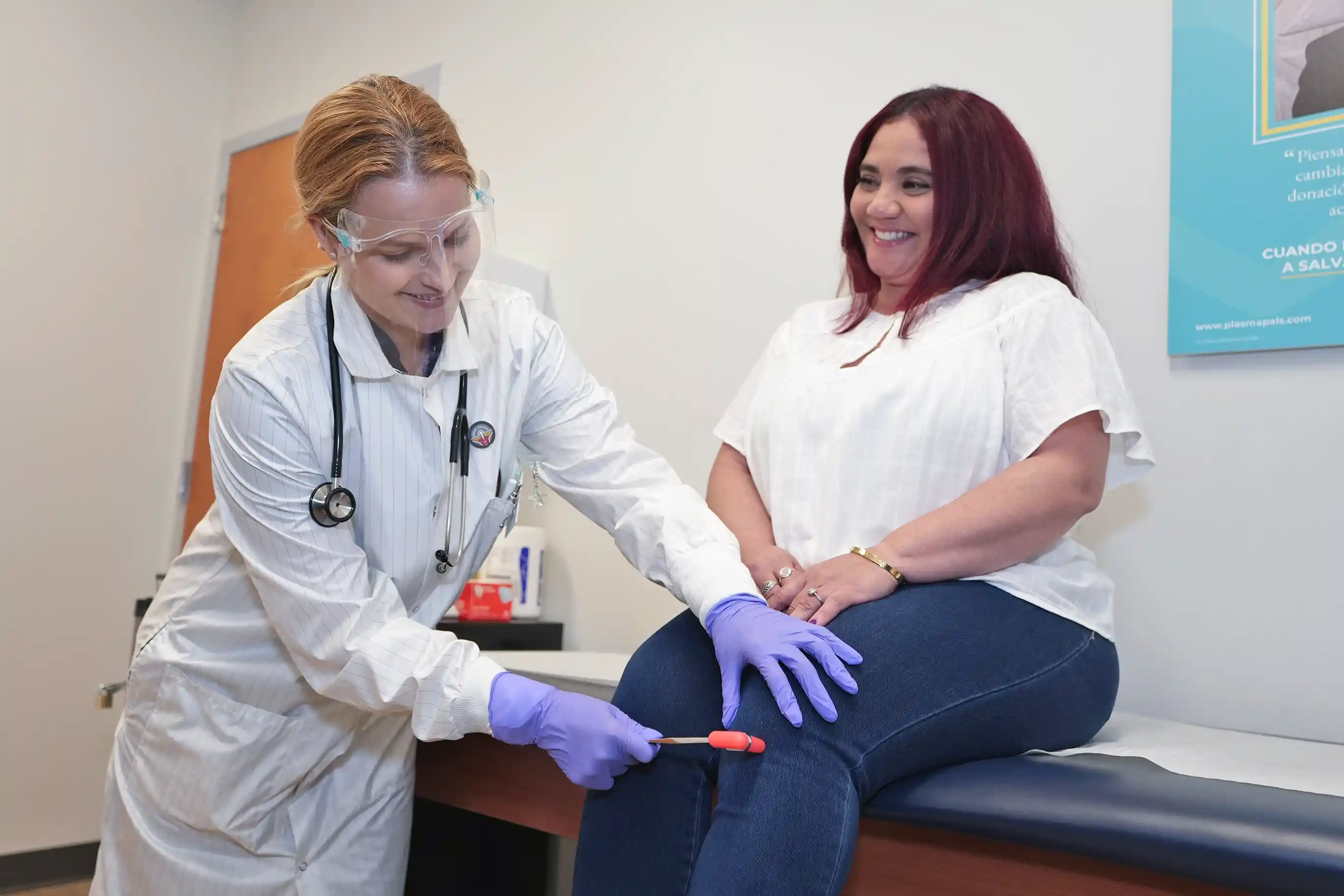 Una profesional de la salud evalúa a una posible donante en un entorno clínico.
